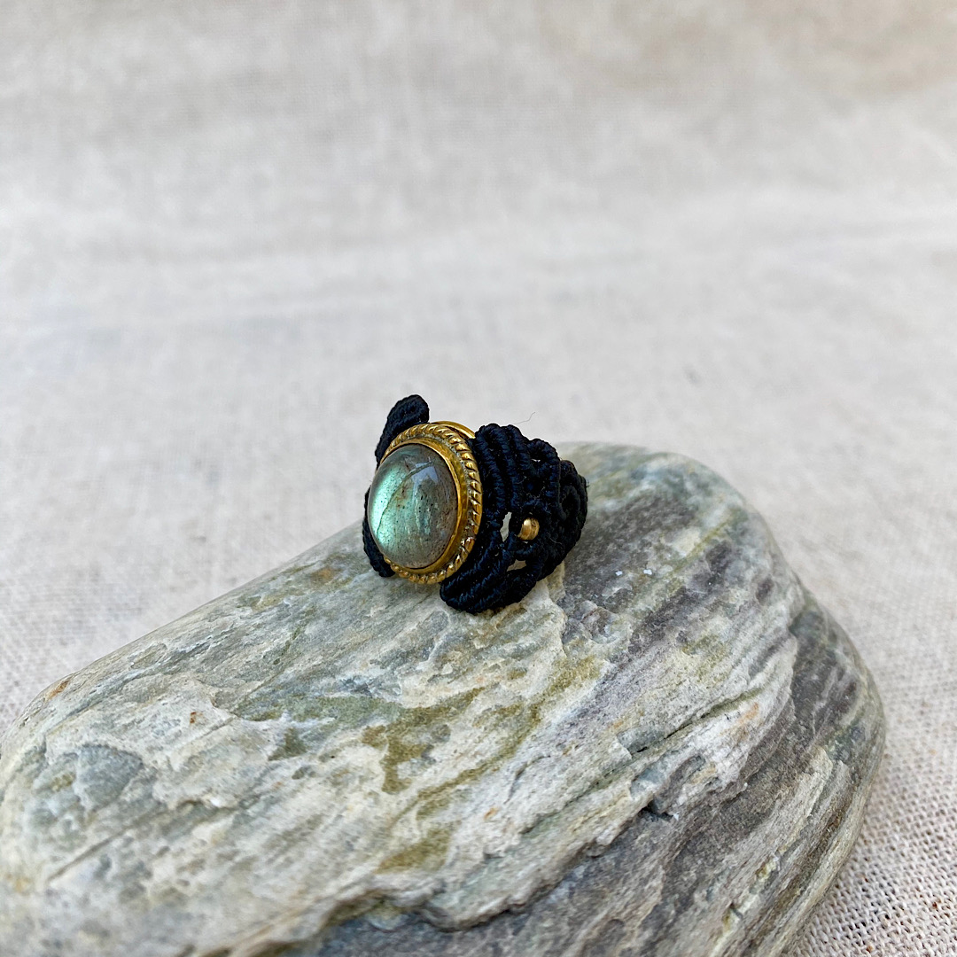 Black macrame ring with labradorite stone – www.